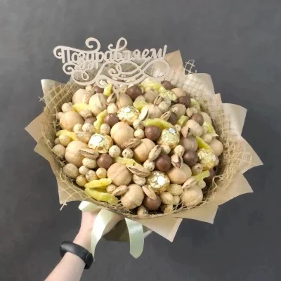 Букет из орехов с конфетами.