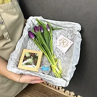 Подарочный набор c тюльпанами и клубникой в шоколаде 150 гр.