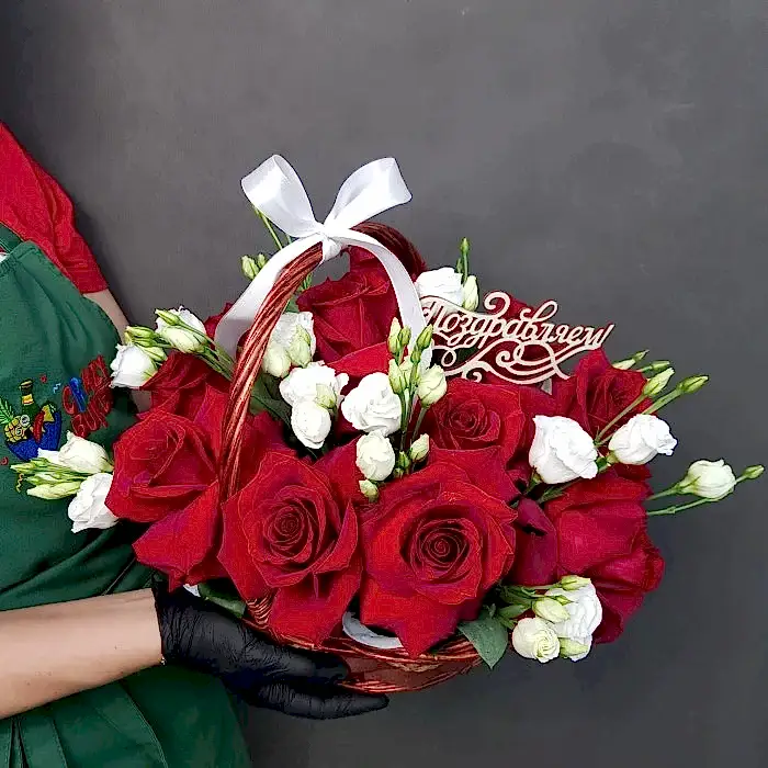 Корзина с Розами и Лизиантусом