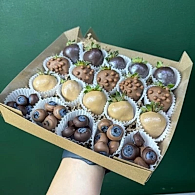 Клубника в шоколаде с голубикой 320 гр