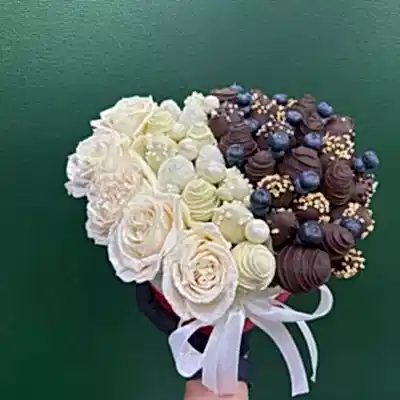 Клубника в шляпной коробке с розами